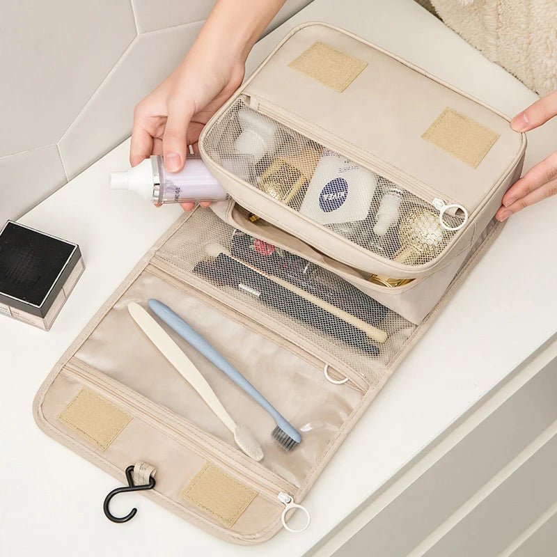 Une femme qui place des accessoires beauté dans la trousse de toilette nylon couleur beige