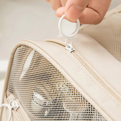 Une femme qui ferme la trousse de toilette nylon avec la fermeture éclair