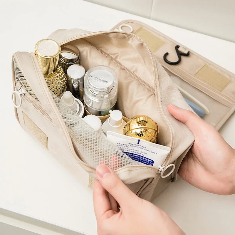une femme qui tient ouverte la trousse de toilette nylon afin d'en apprécier les caractéristiques