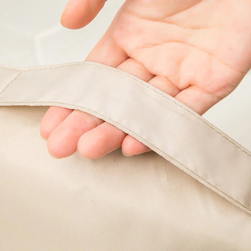 une femme qui tient la trousse de toilette nylon afin d'en apprécier les caractéristiques