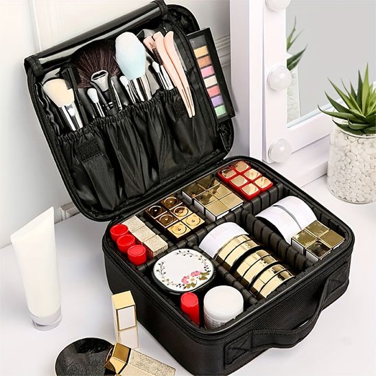 Trousse de toilette organisée posée sur un plan blanc avec cosmétiques autour   