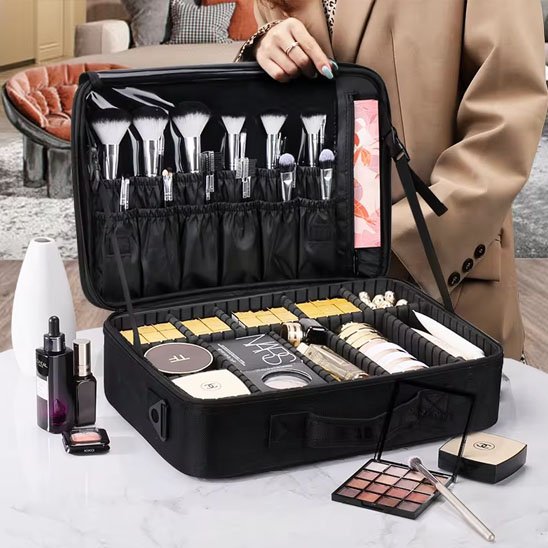 Trousse de toilette organisée posée sur un plan blanc   