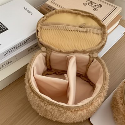 Trousse de toilette ouverte afin d'en apprécier les caractéristiques 
