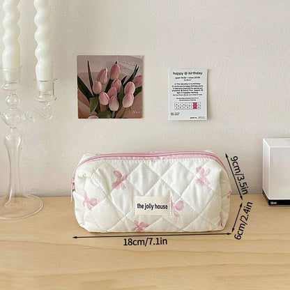 Trousse de toilette petit format posée sur une table couleur bois 