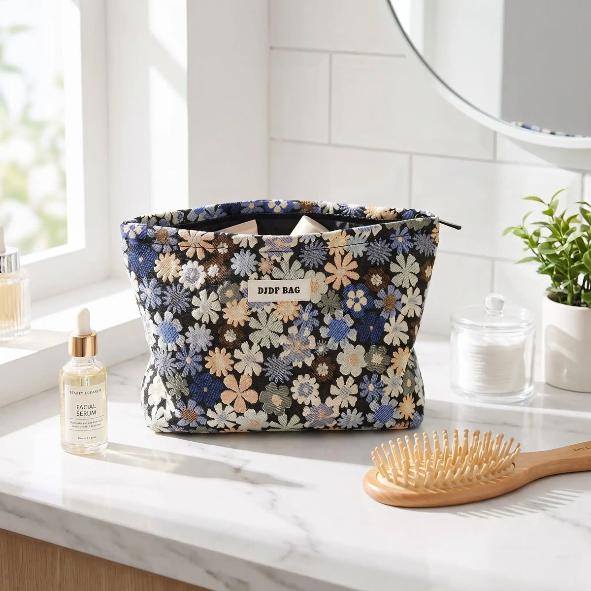 trousse de toilette pochette à fleurs posée sur un plan blanc