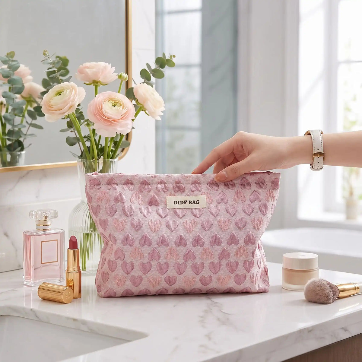 trousse de toilette pochette rose posée sur un plan blanc