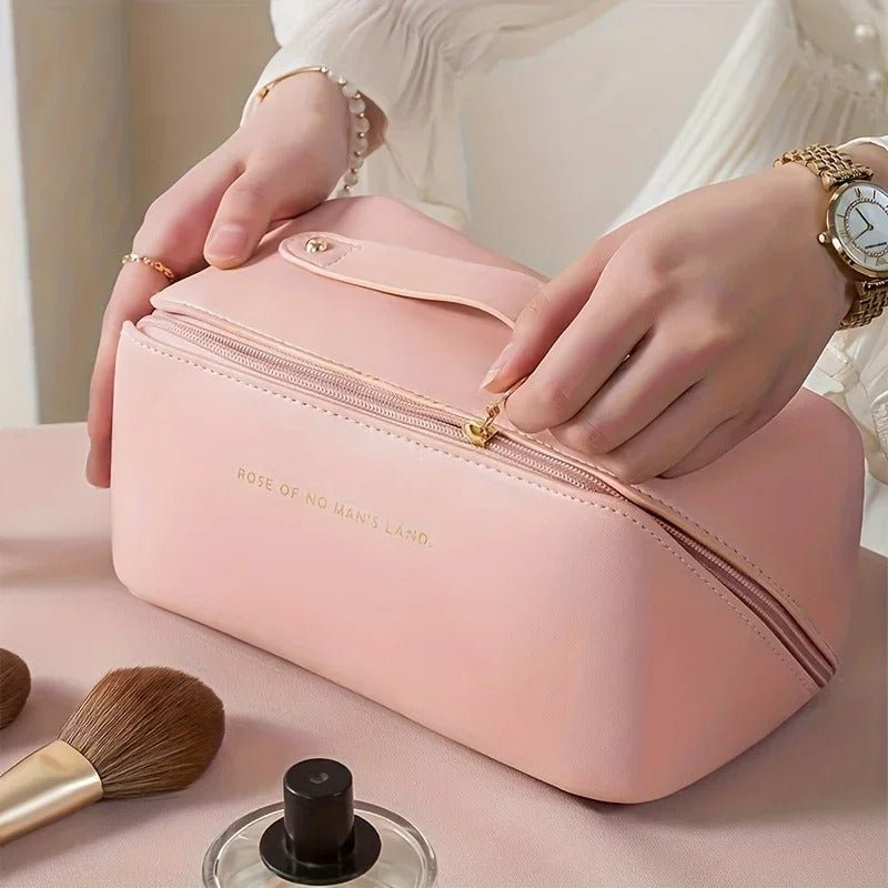 Une femme qui ferme la trousse de toilette couleur rose
