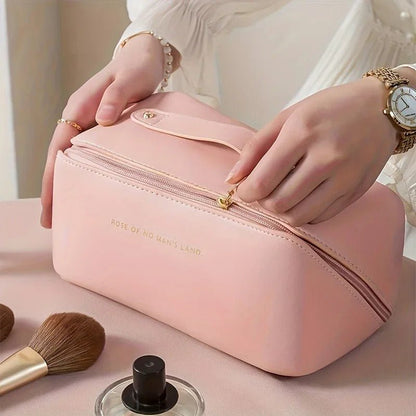 Une femme qui ferme la trousse de toilette couleur rose