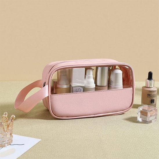 Trousse de toilette rose posée sur une table 