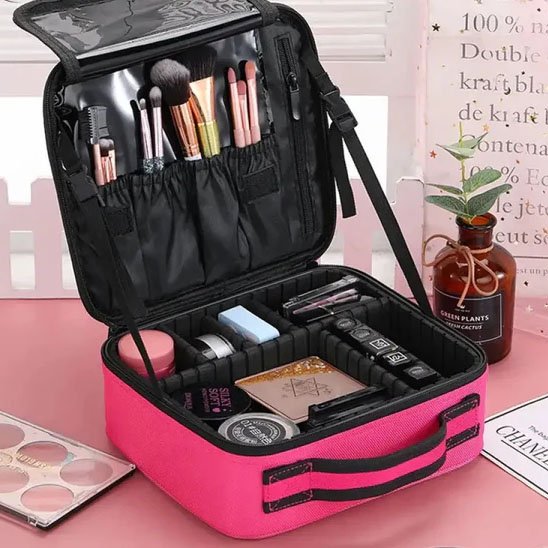 Trousse de toilette rouge posée sur un plan rose 