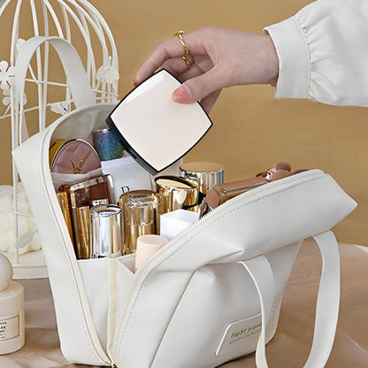 une femme qui place des produits de maquillage dans la trousse de toilette couleur crème 
