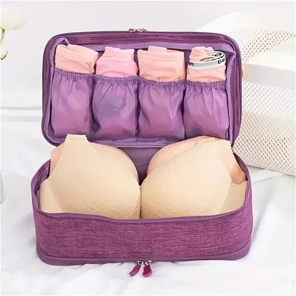 Trousse de toilette couleur rouge cerise placée sur un plan blanc 