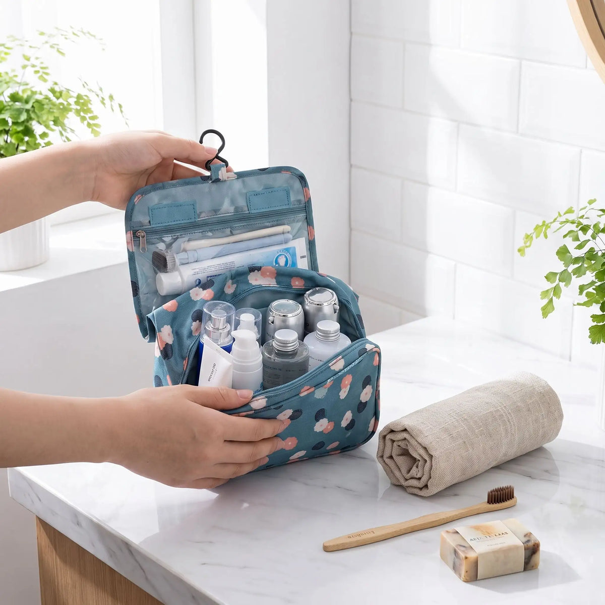 trousse de toilette une femme la montre ouverte afin d'en apprécier la capacité 