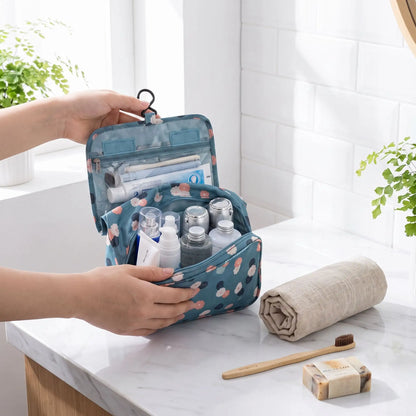 trousse de toilette une femme la montre ouverte afin d'en apprécier la capacité 