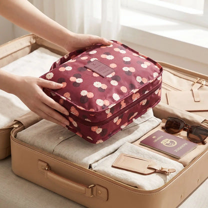trousse de toilette une femme qui la place dans une valise 