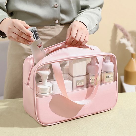 Trousse de toilette une femme qui place des objets dans la trousse