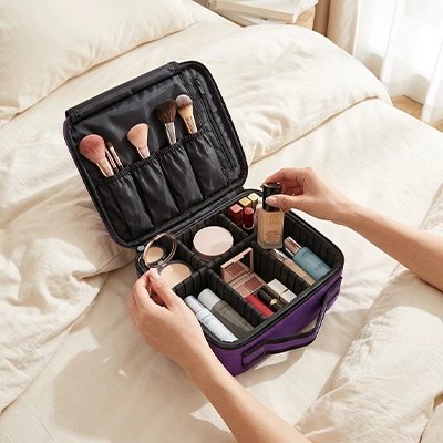 Trousse de toilette une main qui place des articles de maquillage dans la trousse