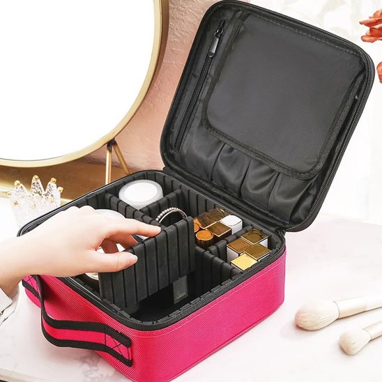 Trousse de toilette une main qui place des articles dans la trousse 