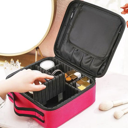 Trousse de toilette une main qui place des articles dans la trousse 