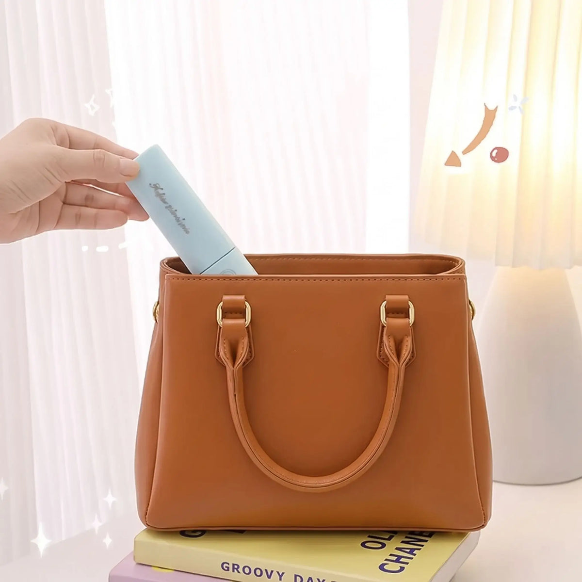 une main qui glisse le lisseur couleur menthe dans son sac à main 