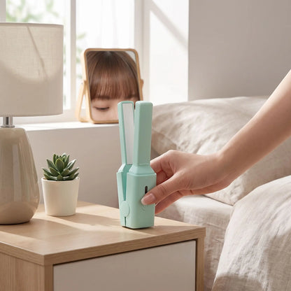 une main qui pose son lisseur sur sa table de chevet en bois