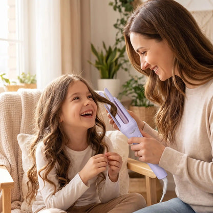 une maman qui coiffe les cheveux longs de sa fille avec le boucleur mauve